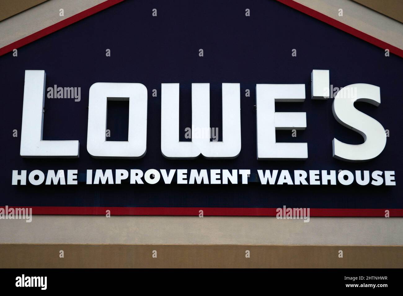 Une quincaillerie Lowe's Home Improvement Warehouse, lundi 1er mars 2022, à Bloomington, Ind. Banque D'Images