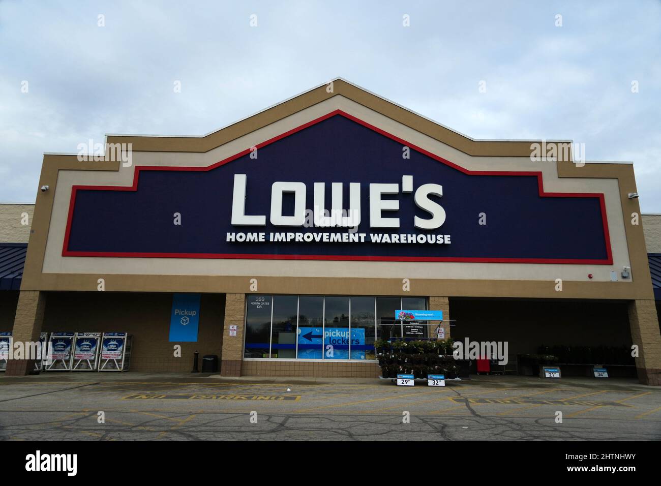 Une quincaillerie Lowe's Home Improvement Warehouse, lundi 1er mars 2022, à Bloomington, Ind. Banque D'Images