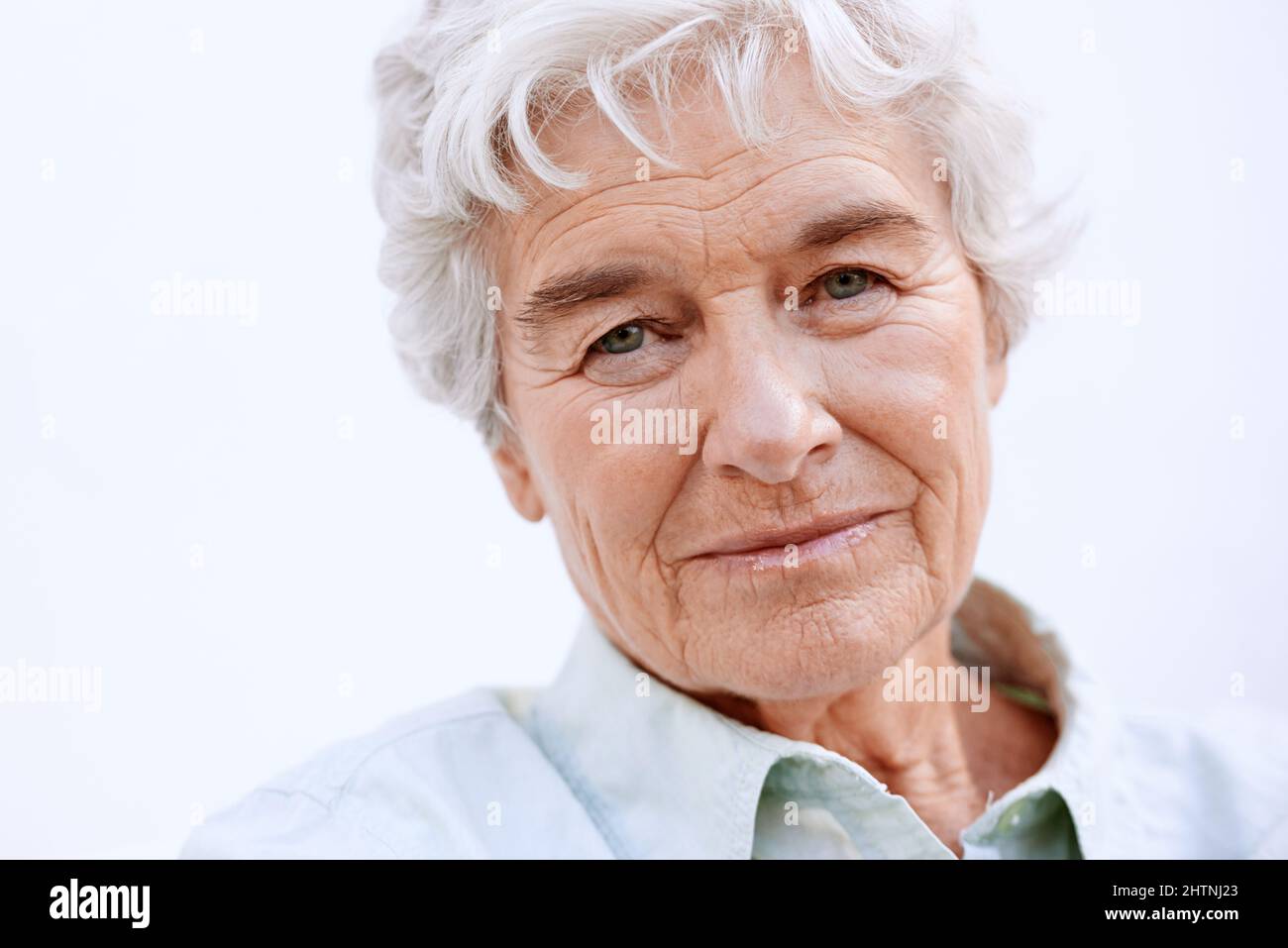Profiter de la retraite. Une femme âgée se détendant à l'extérieur. Banque D'Images