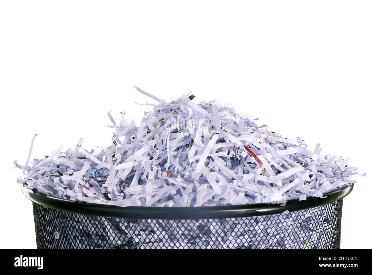 Ne laissant aucune trace de preuve. Photo studio de papier déchiqueté dans une poubelle sur fond blanc. Banque D'Images