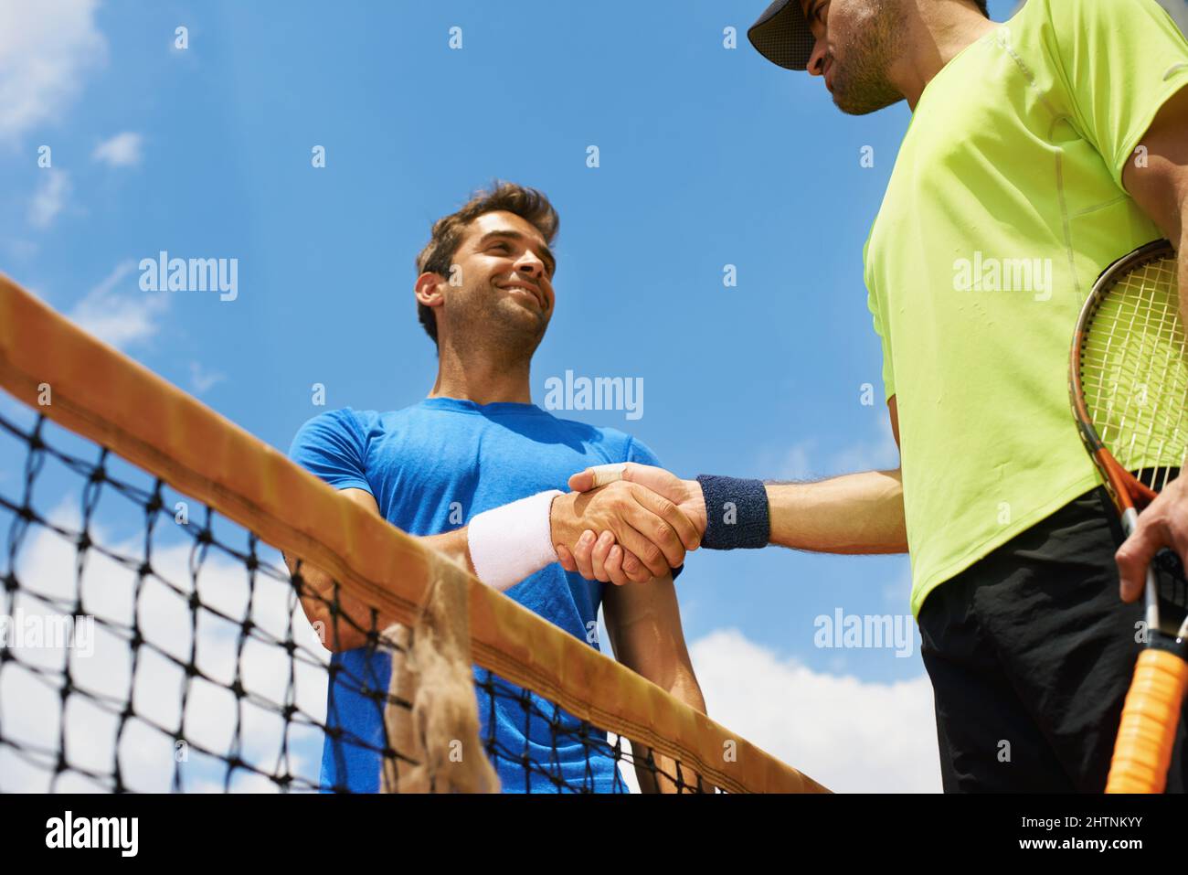 Leurs amis et leurs grands rivaux sur le terrain. Deux joueurs de tennis masculins sur le court. Banque D'Images