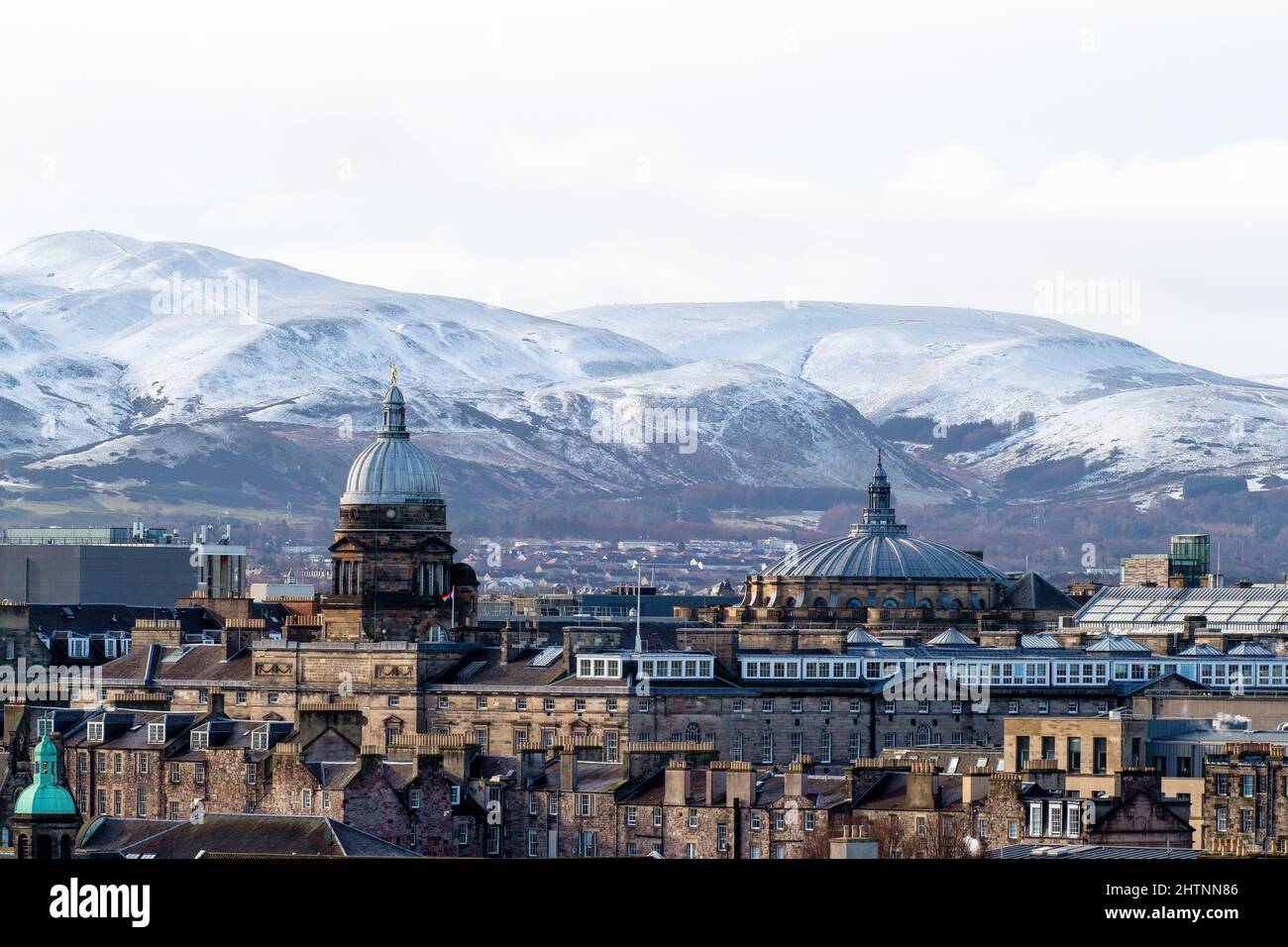 Vue sur Edinburgh Skyline vers les collines enneigées de Pentland, Édimbourg,  Écosse, Royaume-Uni Photo Stock - Alamy