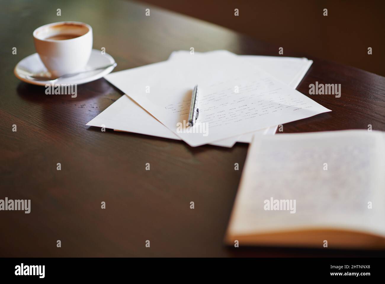 Appareils d'auteurs. Photo de papeterie et une tasse de café sur un bureau. Banque D'Images