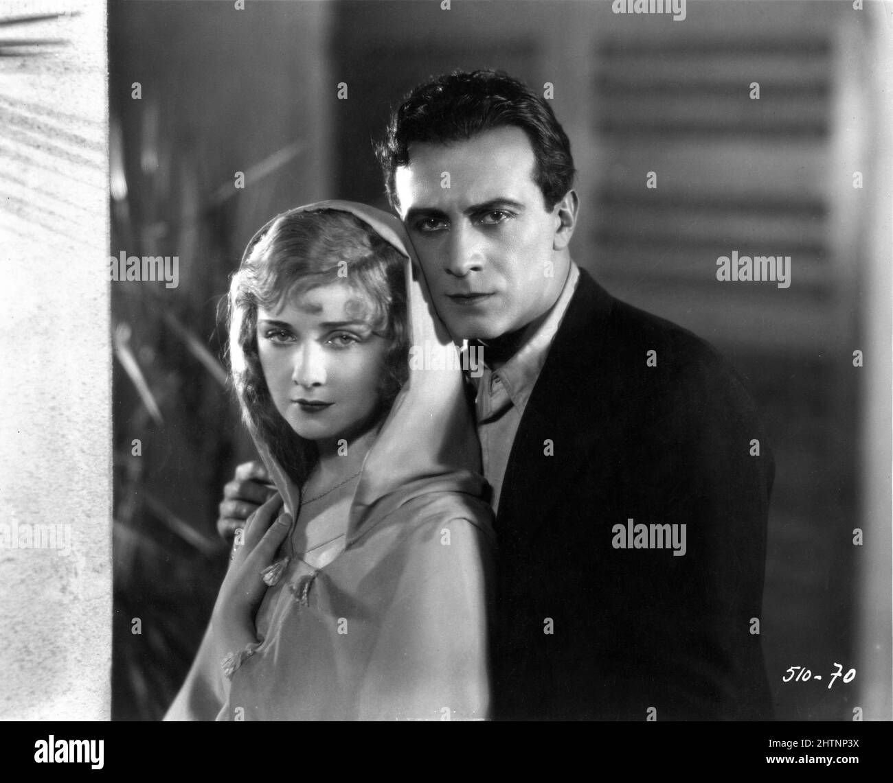 ALICE TERRY et IVAN PETROVICH dans LE JARDIN D'ALLAH 1927 réalisateur REX INGRAM roman Robert Hichens Directeur adjoint Michael Powell Rex Ingram Productions / Metro Goldwyn Mayer Banque D'Images