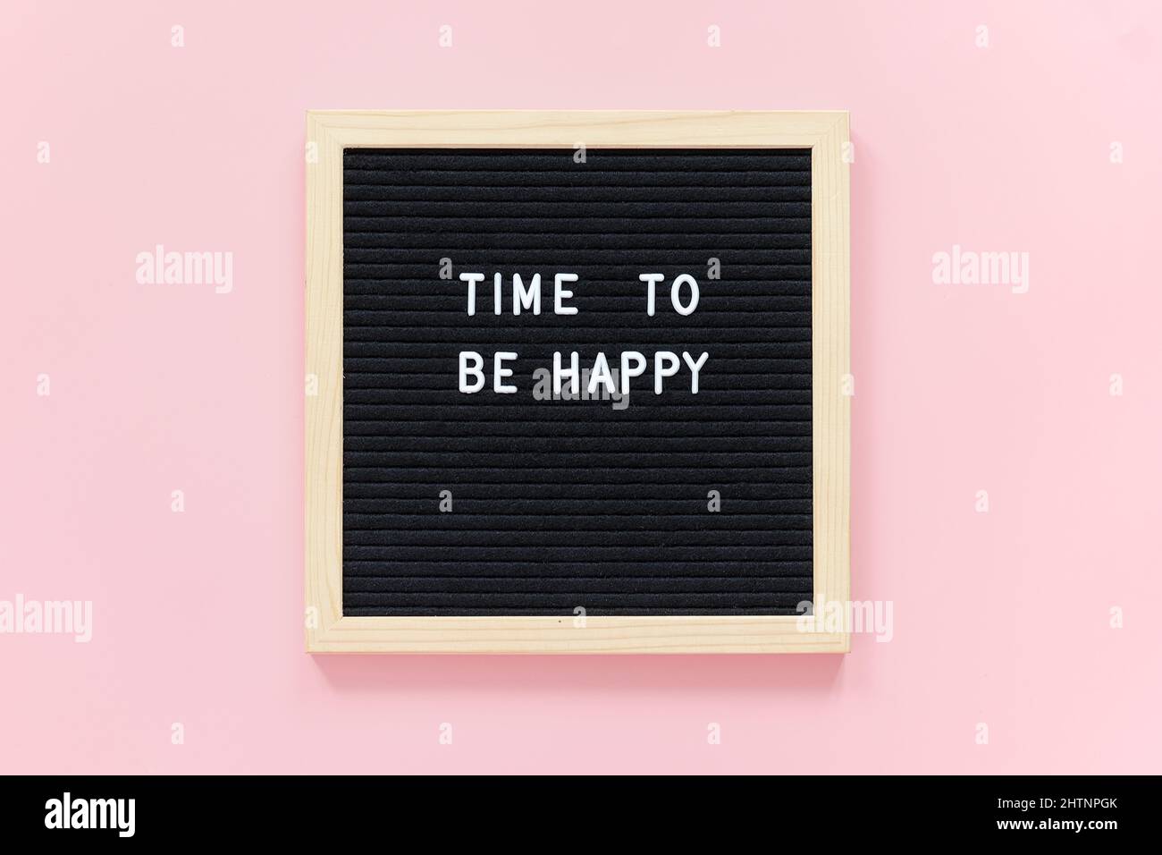 Il Est Temps D Etre Heureux Citation Motivationnelle En Lettrage Sur Fond Rose Vue De Dessus Flat Lay Concept Citation Inspirante De La Journee Photo Stock Alamy