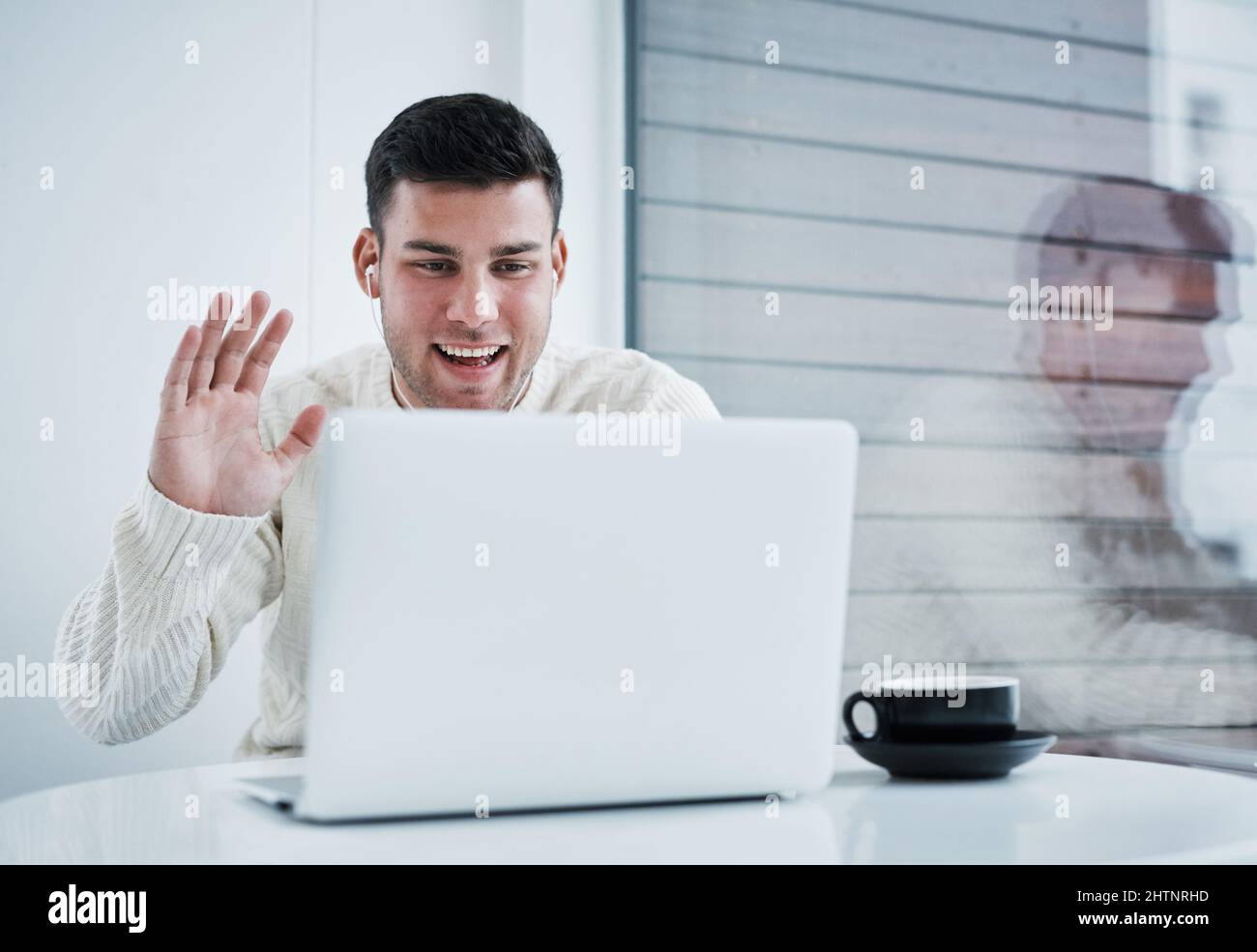 Partagez votre écran et restez proche de votre équipe. Photo d'un jeune homme utilisant un ordinateur portable pour passer un appel vidéo tout en travaillant à domicile. Banque D'Images