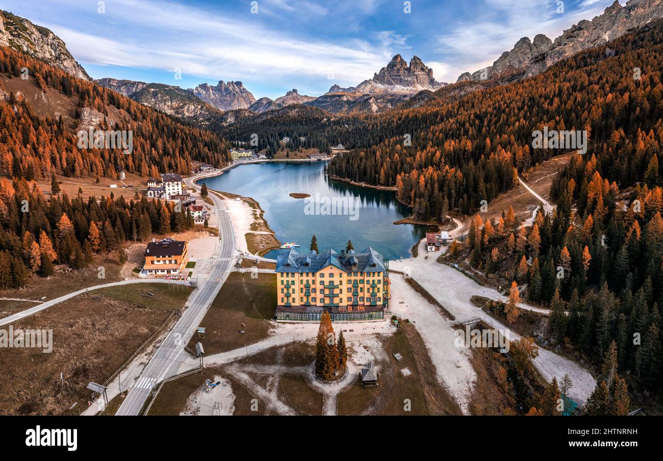 Misurina, Auronzo, Italie - vue aérienne du lac Misurina dans les Dolomites italiens le matin de l'automne avec les sommets de Tre Cime di Lavaredo (trois Merlons), Banque D'Images