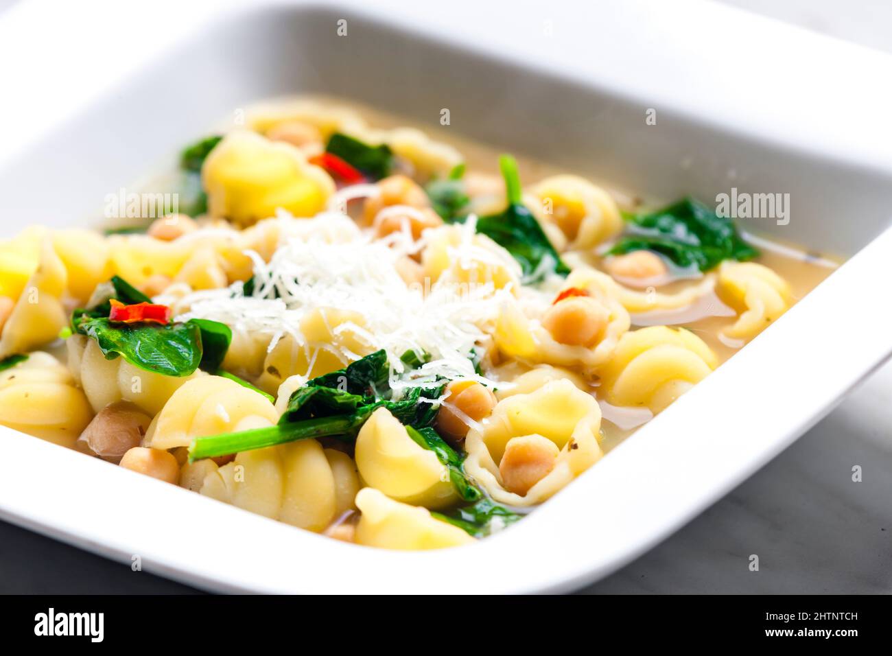 soupe aux épinards, aux pois chiches et aux pâtes Banque D'Images