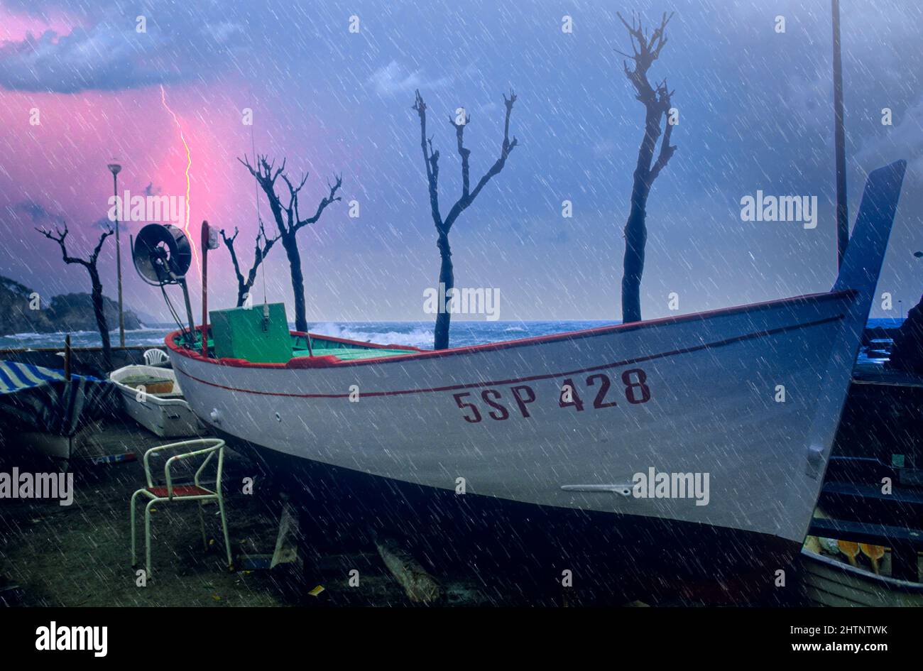 Italie Ligurie 5 Terre Monterosso bateaux de pêche dans une soirée pluvieuse Banque D'Images