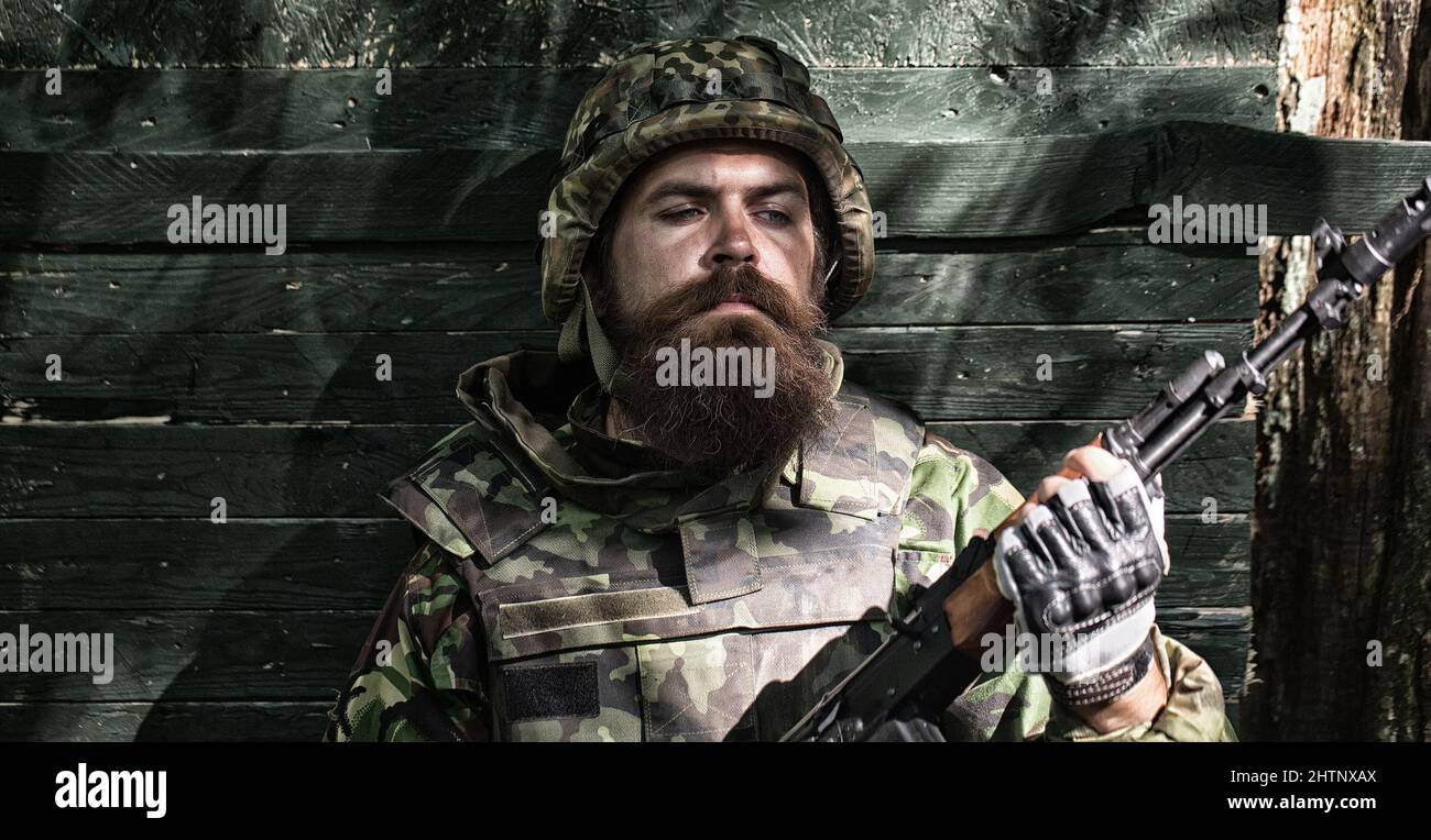 Portrait en gros plan du soldat ukrainien dans l'armée. Forces militaires russes, jeu militaire. Banque D'Images
