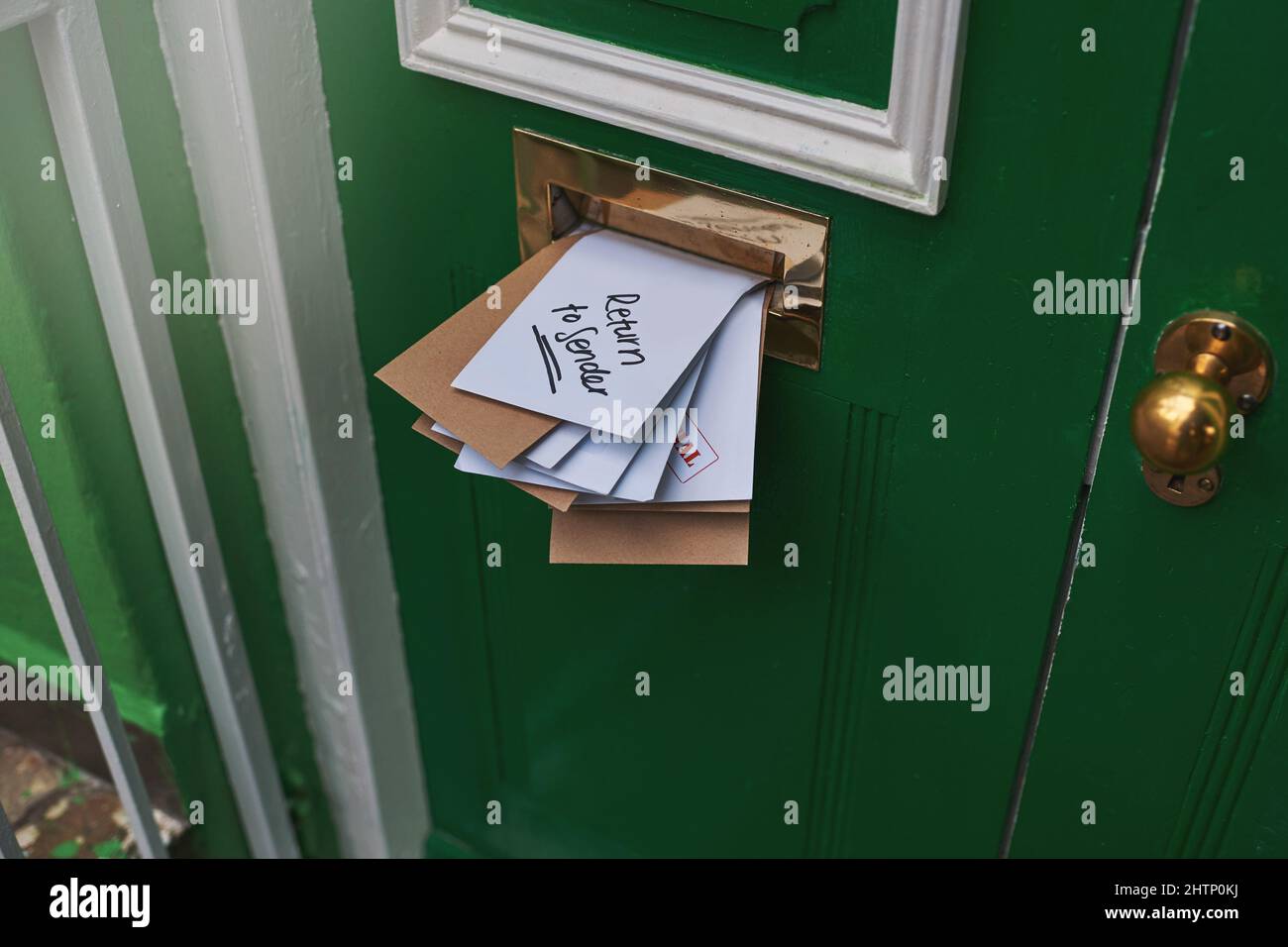 Vous avez du courrier. Photo rognée de lettres dans une boîte de lettres. Banque D'Images
