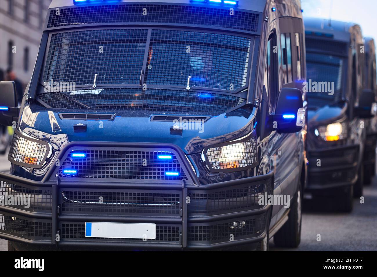 Véhicules de police blindés dans la rue. Protection contre la violence et le vandalisme Banque D'Images