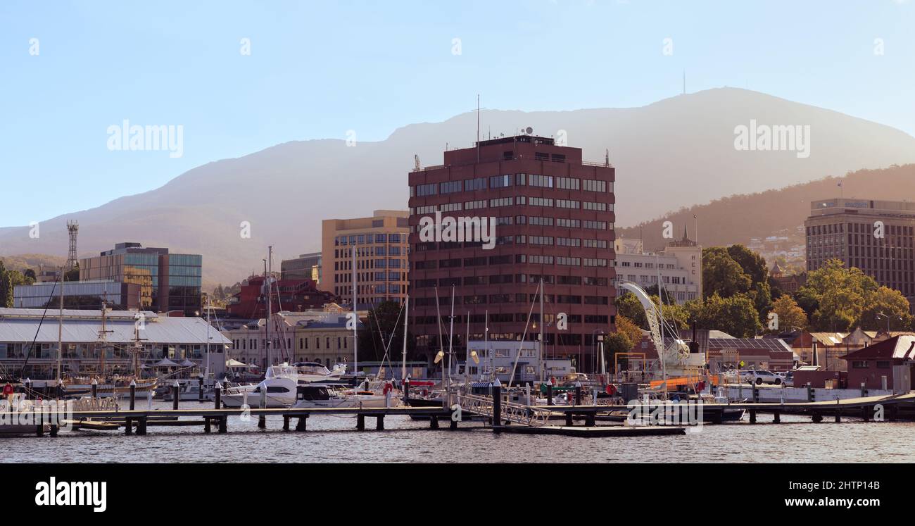 Vue sur le quai de la Constitution avec le mont Wellington en arrière-plan. Hobart, Tasmanie Banque D'Images