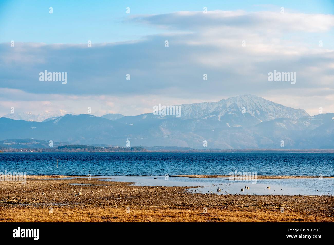 Vue de Seebruck sur le Chiemsee en direction des Alpes Banque D'Images