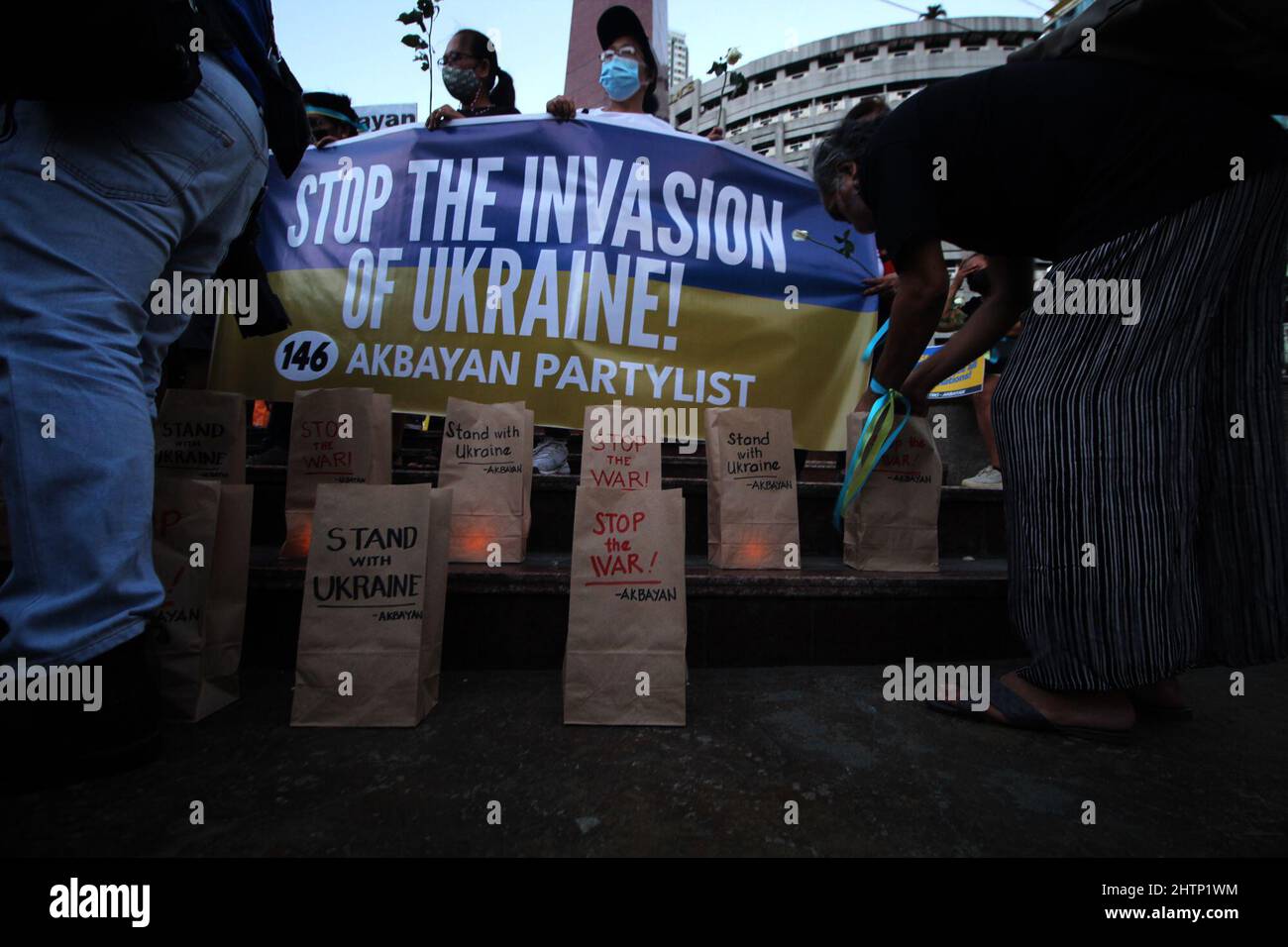 Quezon City, Philippines. 28th févr. 2022. Les manifestants anti-guerre manifestent contre l'invasion de l'Ukraine par la Russie, le 28 février 2022 (photo d'Elmer Nev Valenzuela/Pacific Press) Credit: Pacific Press Media production Corp./Alay Live News Banque D'Images