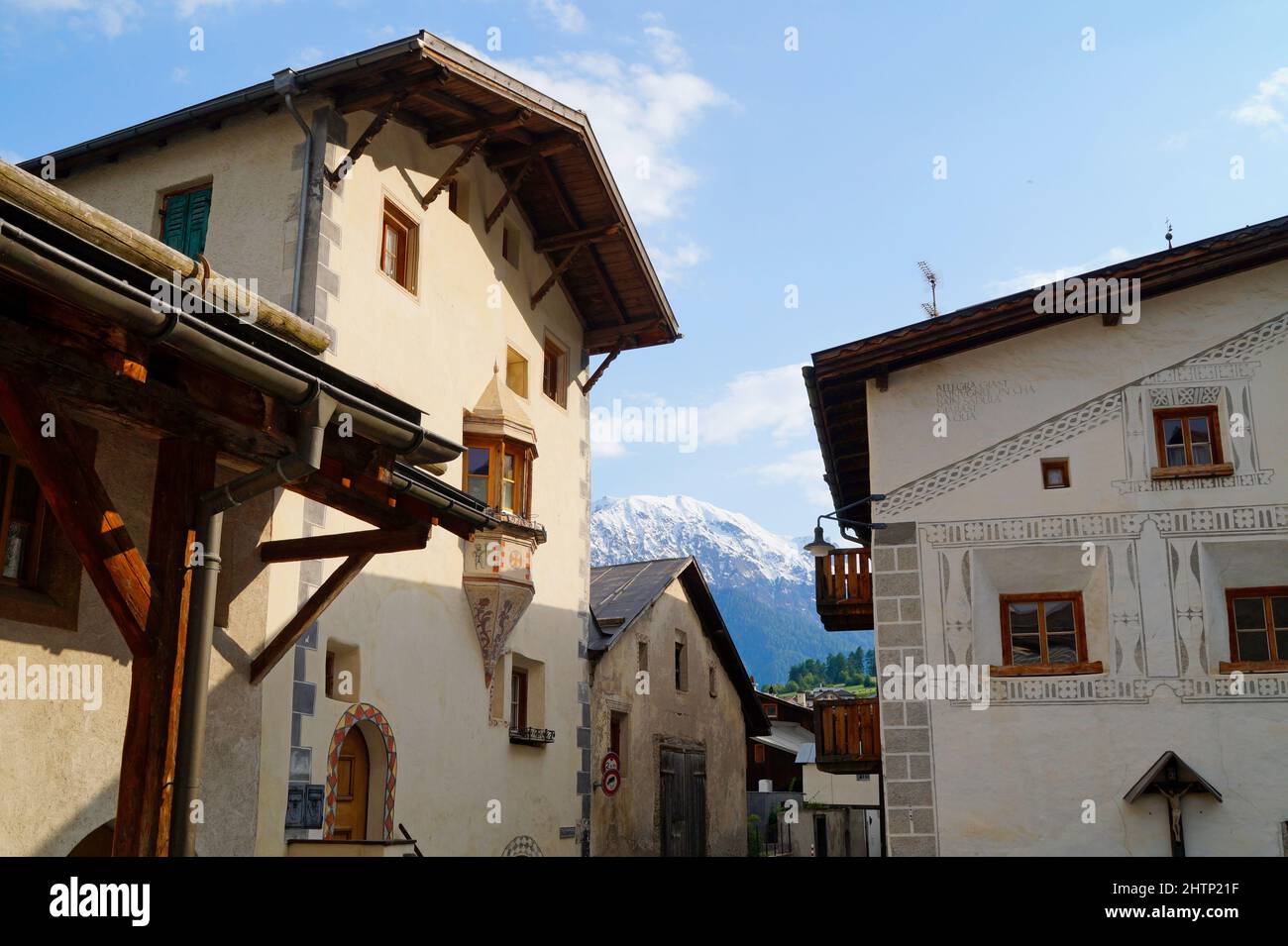Rues étroites pittoresques de Muestair, région Engiadina Bassa / Val Muestair dans le canton suisse Graubuenden Banque D'Images