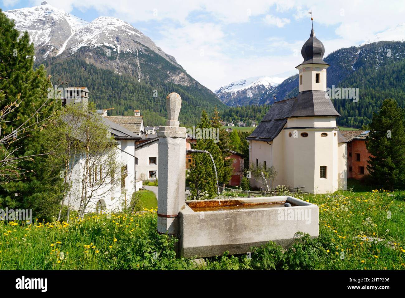 Vieilles maisons pittoresques et une ancienne église dans la région d'Engiadina Bassa, canton suisse de Graubuenden Banque D'Images