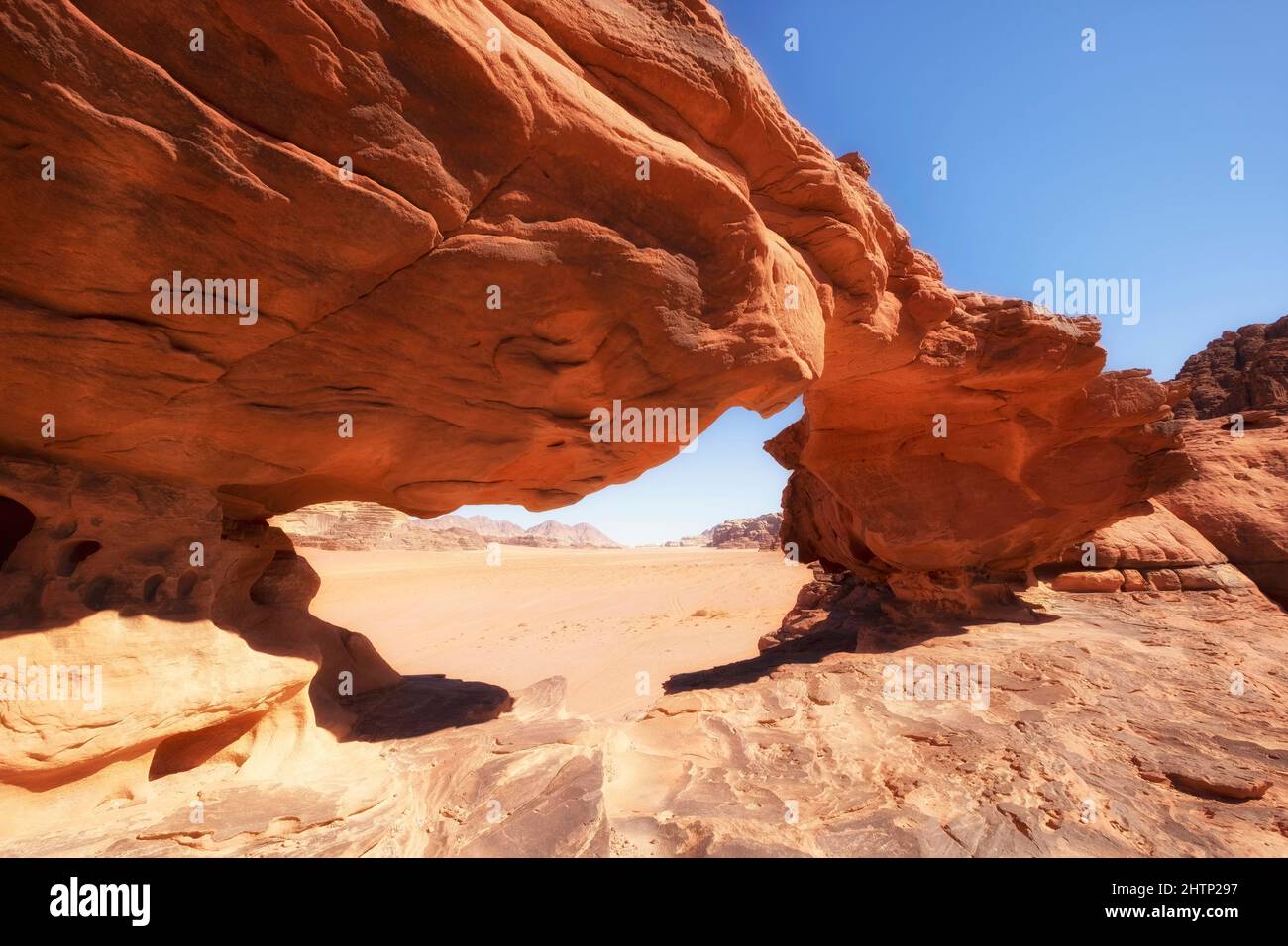 Vue panoramique du pont de roche naturelle, et le désert de Wadi Rum, Jordanie Banque D'Images