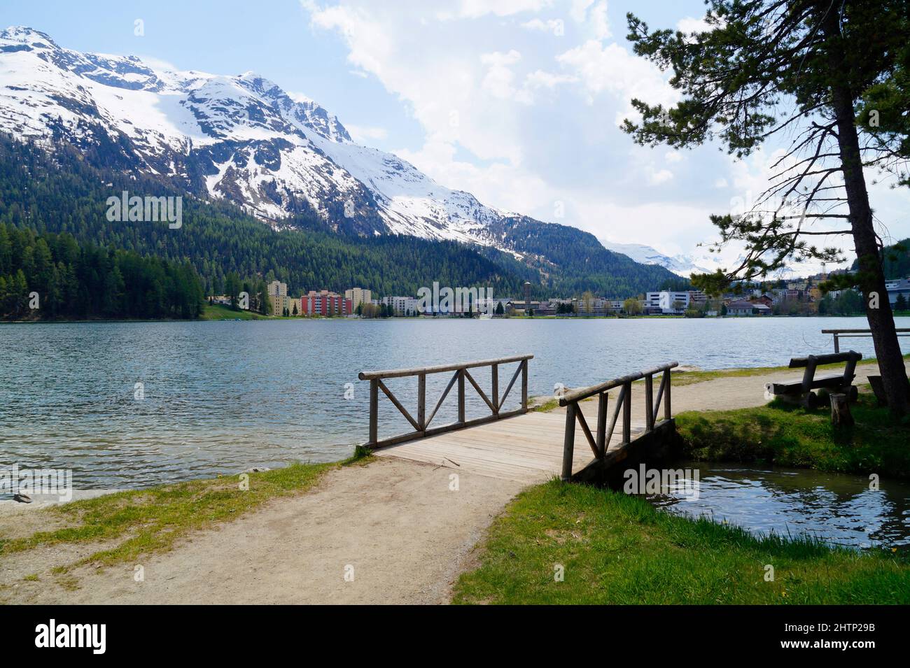 lac Saint-Moritz dans le village suisse Saint-Moritz ou Sankt Moritz ou Saint-Moritz (canton des Grisons, district de Maloja) entouré par les Alpes de l'Albula Banque D'Images