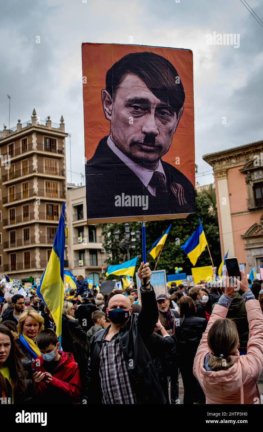 L'Ukraine en colère tient une affiche avec le visage de Poutine Hitler nazi dans la démonstration contre la Russie Banque D'Images