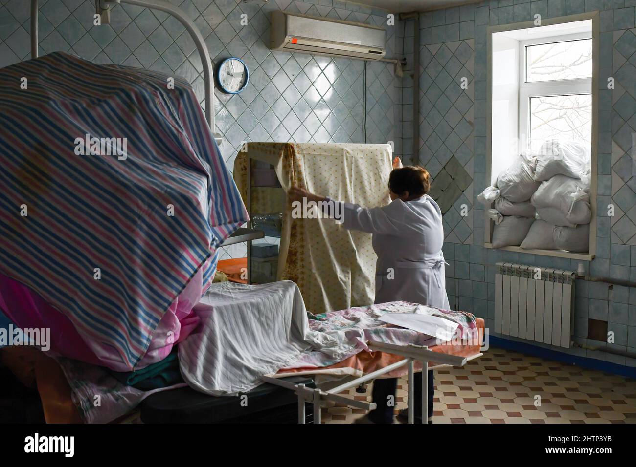 Kramatorsk, Ukraine, 1/3/2022, Une infirmière couvre l'équipement médical de protection dans l'hôpital de la ville de Kramatorsk. Le président russe Vladimir Poutine a ordonné l'intervention militaire le 24 février, quelques jours après avoir reconnu deux enclaves séparatistes dans l'est de l'Ukraine. Il a affirmé que Moscou n'avait aucun plan pour occuper le pays voisin mais voulait "démilitariser" et "dénaziser" l'Ukraine. Le président ukrainien Volodymyr Zelenskyy a accusé la Russie d'essayer d'installer un gouvernement fantoche et a déclaré que les Ukrainiens défendront leur pays contre l'agression russe. Banque D'Images