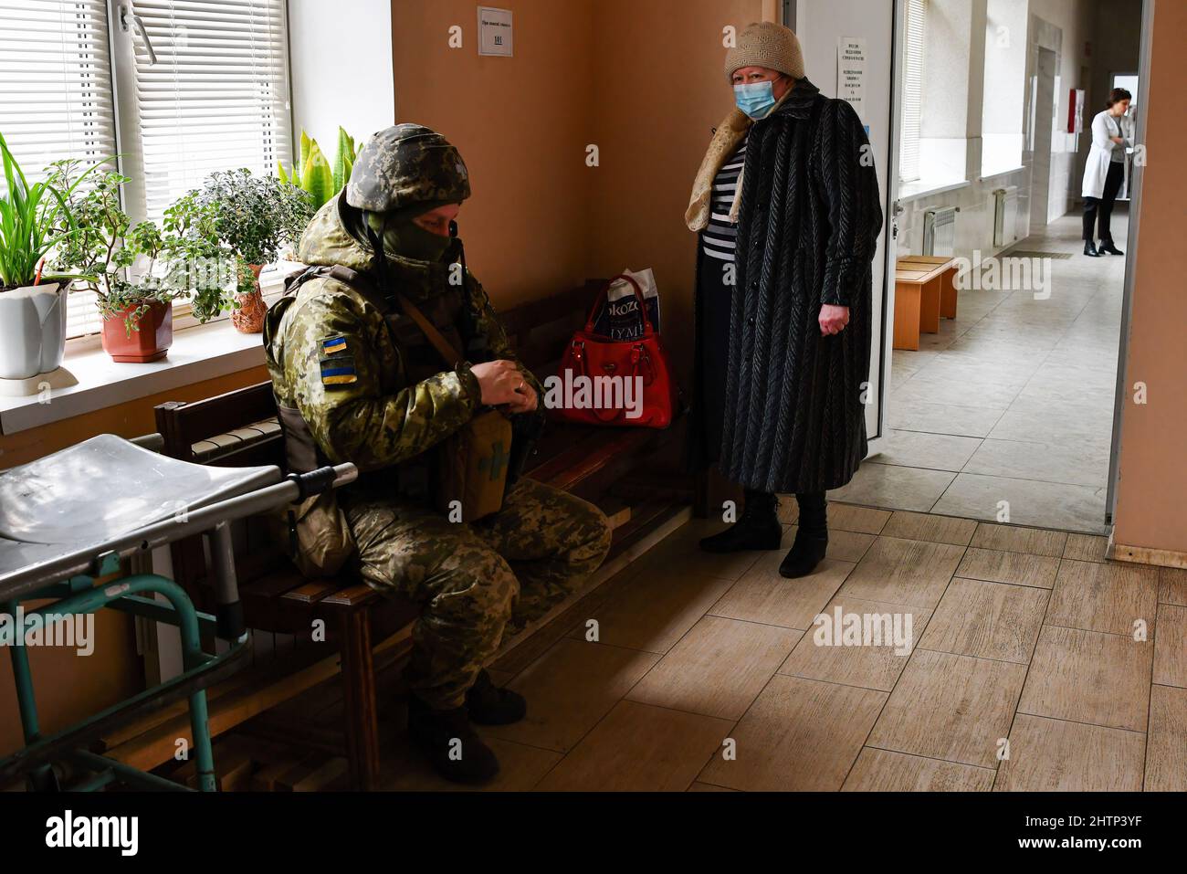 Kramatorsk, Ukraine, 1/3/2022, Kramatorsk, Ukraine. 01st mars 2022. Un militaire ukrainien attend à l'hôpital de la ville de Kramatorsk. Le président russe Vladimir Poutine a ordonné l'intervention militaire le 24 février, quelques jours après avoir reconnu deux enclaves séparatistes dans l'est de l'Ukraine. Il a affirmé que Moscou n'avait aucun plan pour occuper le pays voisin mais voulait "démilitariser" et "dénaziser" l'Ukraine. Le président ukrainien Volodymyr Zelenskyy a accusé la Russie d'essayer d'installer un gouvernement fantoche et a déclaré que les Ukrainiens défendront leur pays contre l'agression russe. Crédit: SOPA Banque D'Images