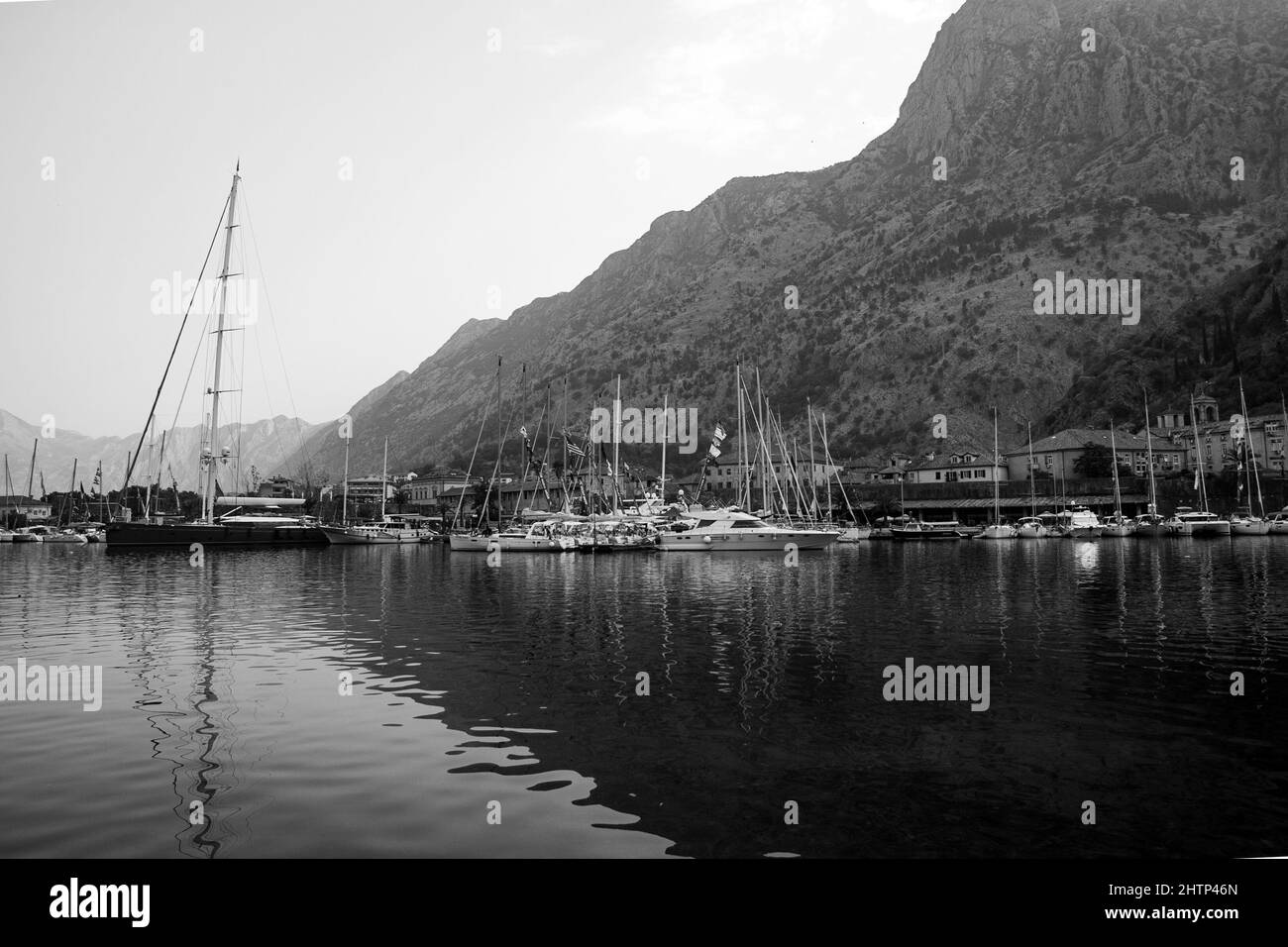 Photo en niveaux de gris du Kotor, une ville côtière du Monténégro Banque D'Images