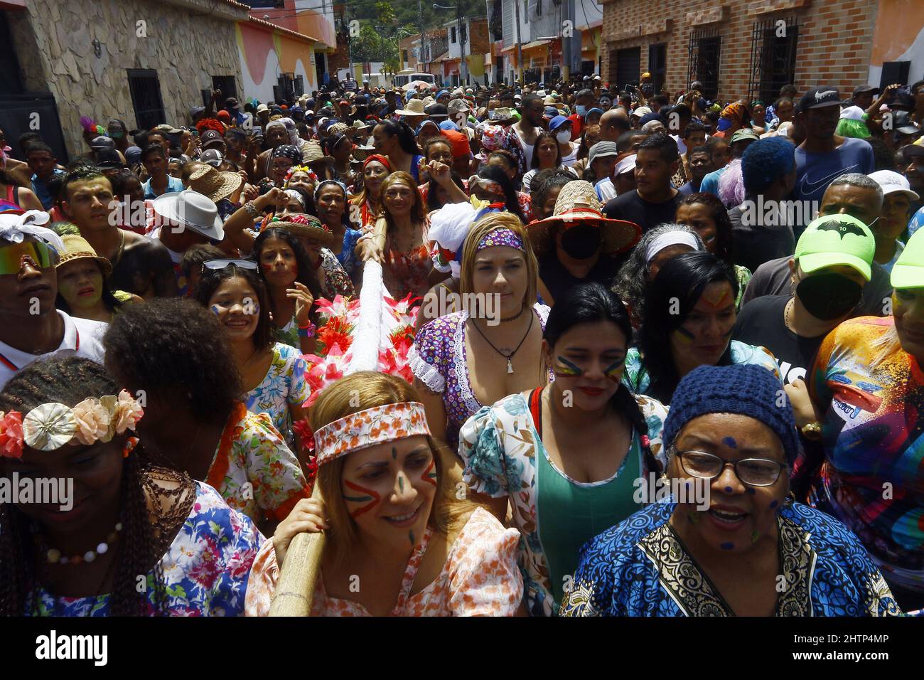 Puerto Cabello, Carabobo, Venezuela. 1st mars 2022. La danse Hammock est une fête qui est célébrée chaque mardi de carnaval, et qui est sur disque, pendant 151 ans, dans le secteur de San Millan, à Puerto Cabello, Carabobo. Ce qui a commencé comme une astuce des esclaves aujourd'hui est une tradition de carnaval qui intègre la musique, le théâtre, la danse et la chanson. À Puerto Cabello, état de Carabobo. Photo: Juan Carlos Hernandez (Credit image: © Juan Carlos Hernandez/ZUMA Press Wire) Banque D'Images