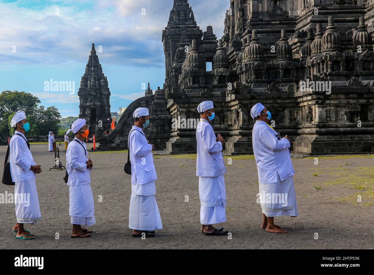 Sleman, Yogyakarta, Indonésie. 2nd mars 2022. Les hindous indonésiens portent des masques de protection contre le virus corona lors de la cérémonie rituelle ''Tawur Agung Kesanga, '' ou de la grande cérémonie de purification, pour accueillir la journée de Nyepi au temple de Prambanan, Yogyakata, Indonésie, le mercredi 2 mars, 2022. Cette cérémonie est d'accueillir le nouvel an 1944 de Saka comme jour annuel de silence pour les hindous balinais. (Image crédit: © Slamet Riyadi/ZUMA Press Wire) Banque D'Images