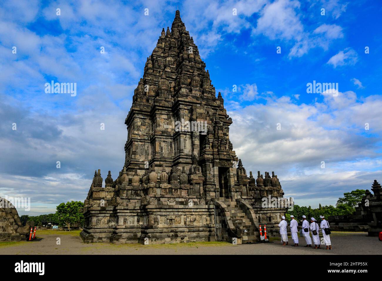 Sleman, Yogyakarta, Indonésie. 2nd mars 2022. Les hindous indonésiens portent des masques de protection contre le virus corona lors de la cérémonie rituelle ''Tawur Agung Kesanga, '' ou de la grande cérémonie de purification, pour accueillir la journée de Nyepi au temple de Prambanan, Yogyakata, Indonésie, le mercredi 2 mars, 2022. Cette cérémonie est d'accueillir le nouvel an 1944 de Saka comme jour annuel de silence pour les hindous balinais. (Image crédit: © Slamet Riyadi/ZUMA Press Wire) Banque D'Images