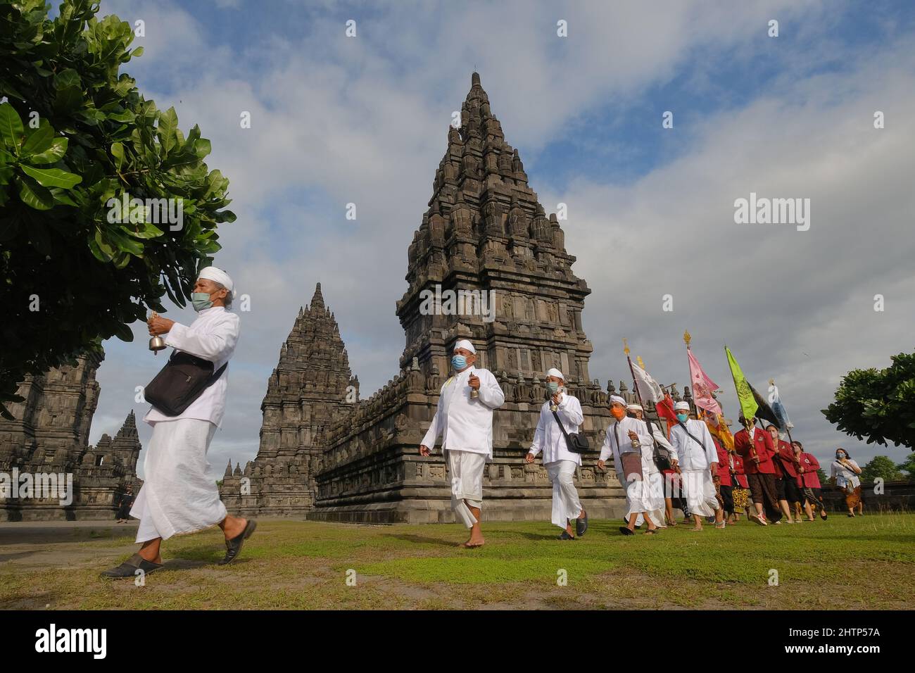 Sleman, Yogyakarta, Indonésie. 2nd mars 2022. Les hindous indonésiens portent des masques de protection contre le virus corona lors de la cérémonie rituelle ''Tawur Agung Kesanga, '' ou de la grande cérémonie de purification, pour accueillir la journée de Nyepi au temple de Prambanan, Yogyakata, Indonésie, le mercredi 2 mars, 2022. Cette cérémonie est d'accueillir le nouvel an 1944 de Saka comme jour annuel de silence pour les hindous balinais. (Image crédit: © Slamet Riyadi/ZUMA Press Wire) Banque D'Images