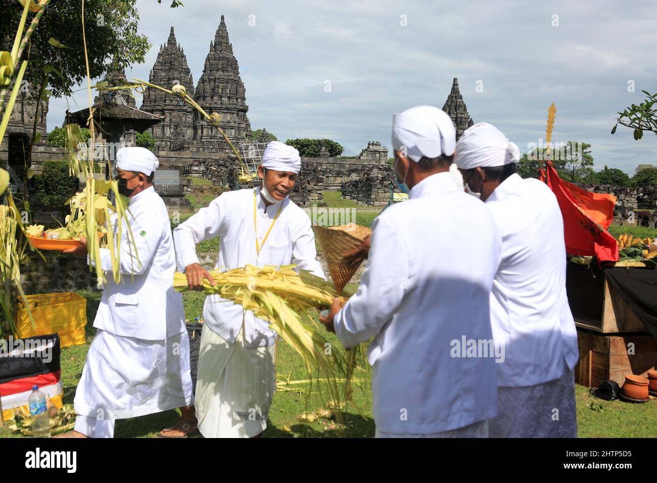 2 mars 2022: Les hindous indonésiens portent des masques de protection contre le virus corona lors de la cérémonie rituelle ''Tawur Agung Kesanga, '' ou de la Grande cérémonie de purification, pour accueillir le jour de Nyepi au temple de Prambanan, Yogyakata, Indonésie, le mercredi 2 mars, 2022. Cette cérémonie est d'accueillir le nouvel an 1944 de Saka comme jour annuel de silence pour les hindous balinais. (Image crédit: © Slamet Riyadi/ZUMA Press Wire) Banque D'Images