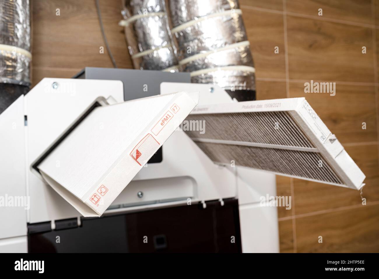 Ventilation mécanique domestique avec récupération de chaleur suspendue au  mur, filtre G4 sale visible et filtre F7 propre sortant de la machine Photo  Stock - Alamy