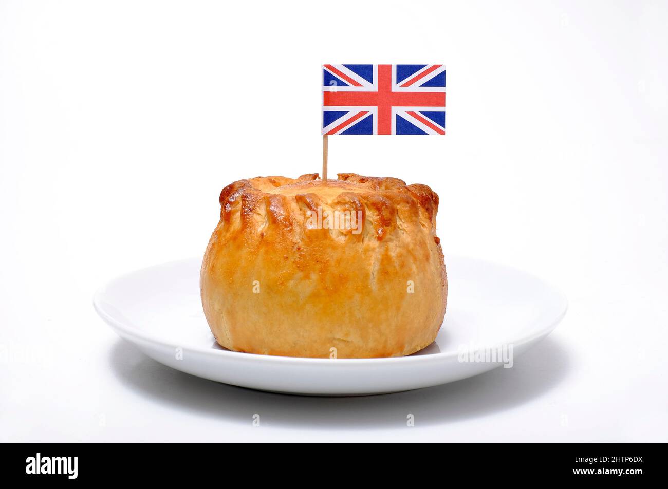 tarte traditionnelle de porc britannique sur fond blanc Banque D'Images