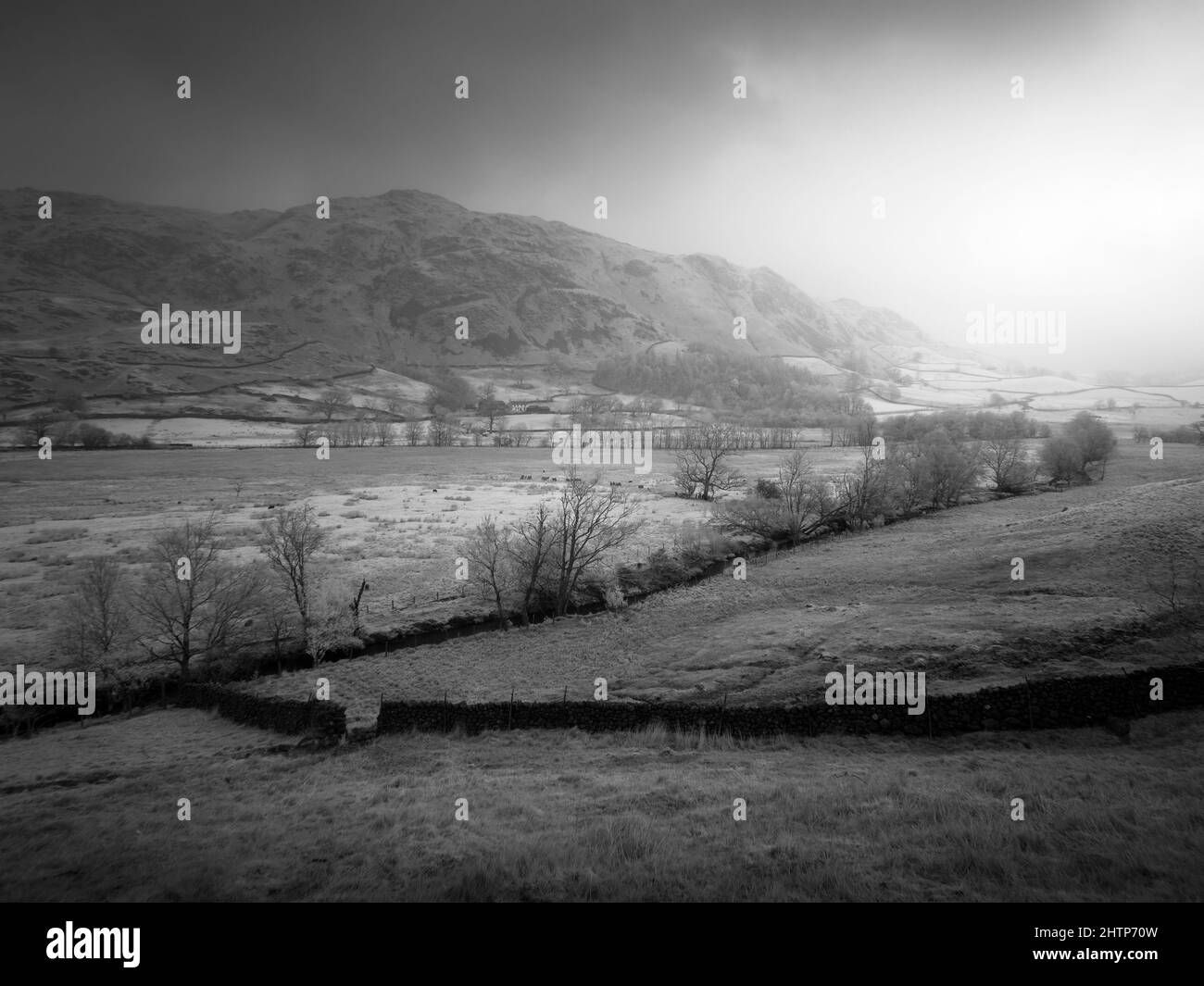 Une image infrarouge Lingmoor tomba au-dessus de la vallée de Little Langdale dans le parc national de English Lake District, Cumbria, Angleterre. Banque D'Images