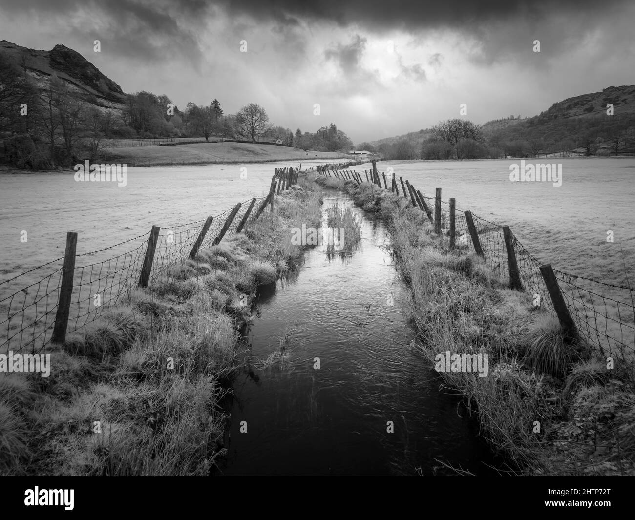 Une image infrarouge du cours d'eau dans la vallée de la Great Langdale, dans le parc national de English Lake District, Cumbria, Angleterre. Banque D'Images