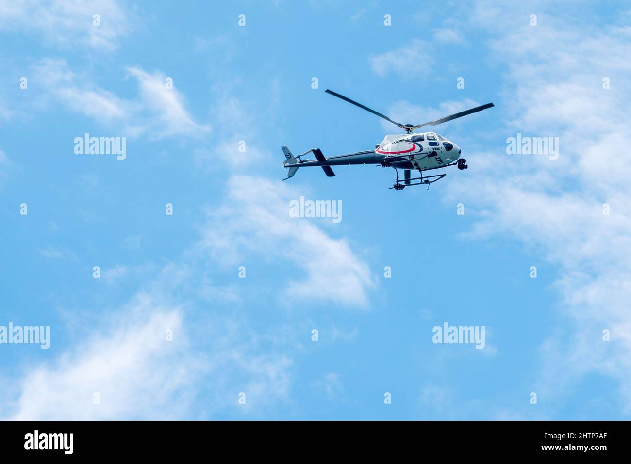 Un hélicoptère Sydney AS350FX2 volant le lendemain de Noël au-dessus du port de Sydney en Australie Banque D'Images