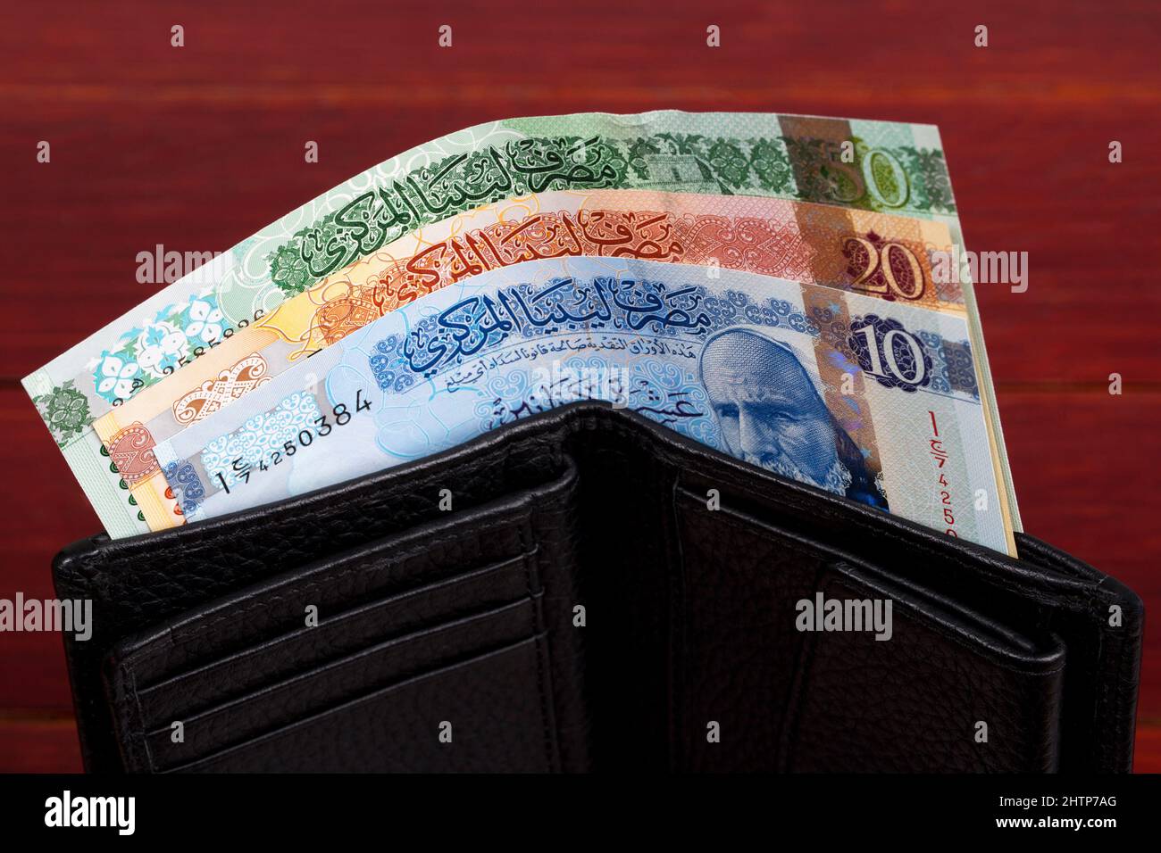 L'argent libyen - dinar dans le portefeuille noir Banque D'Images