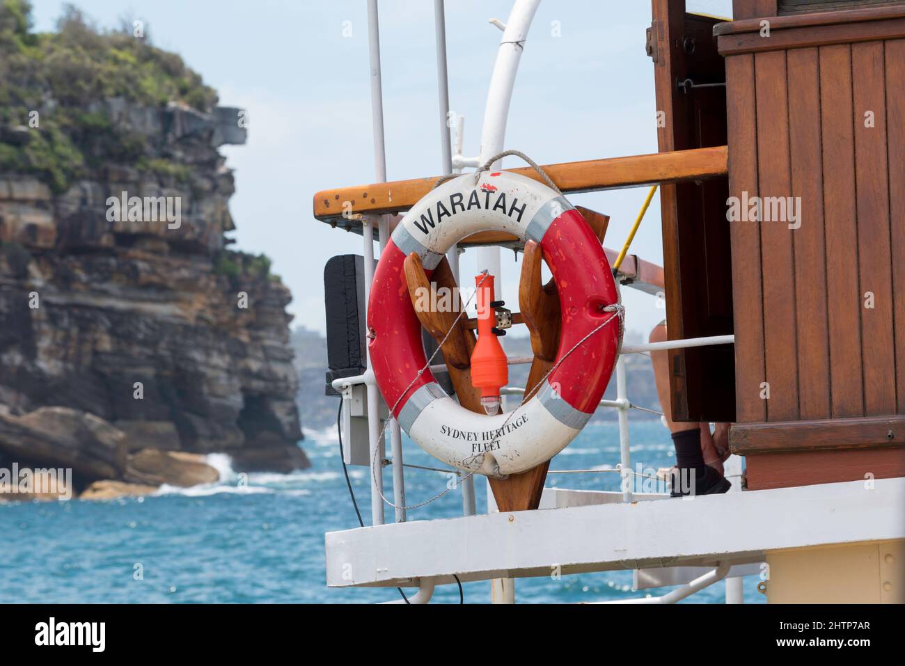 Ancien et nouveau combiné, un anneau de la vieille vie a un flambeau moderne attaché sur la Sydney Heritage Fleet 1902, le tug à vapeur de Waratah voile dans le port de Sydney Banque D'Images