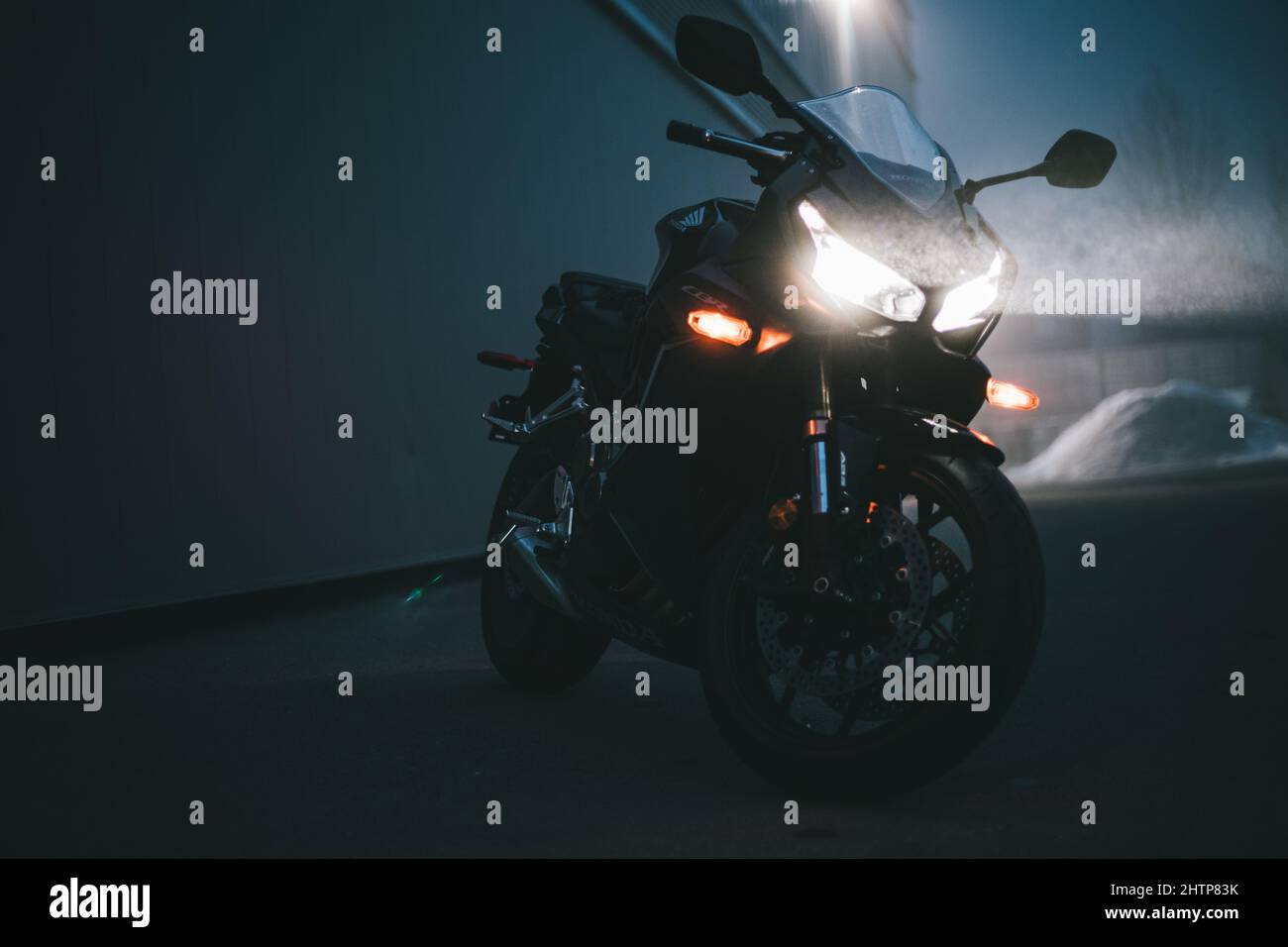 Honda CBR650r dans la brume Banque D'Images
