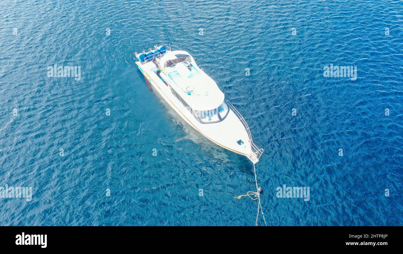 Vue aérienne sur le bateau à grande vitesse ancré sur la mer à Amed, Bali Banque D'Images