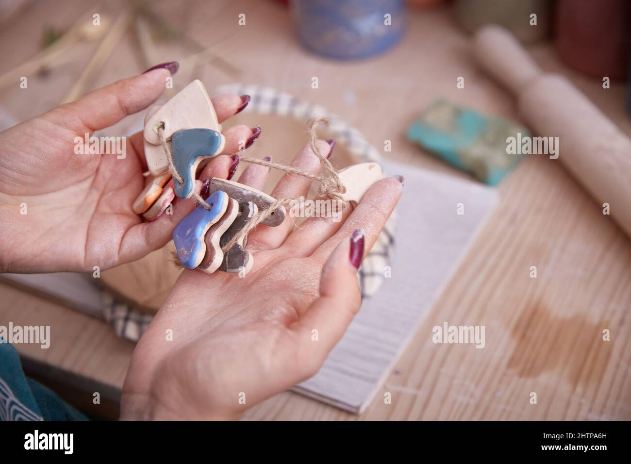 les mains des femmes du céramiste choisissent la couleur du produit Banque D'Images
