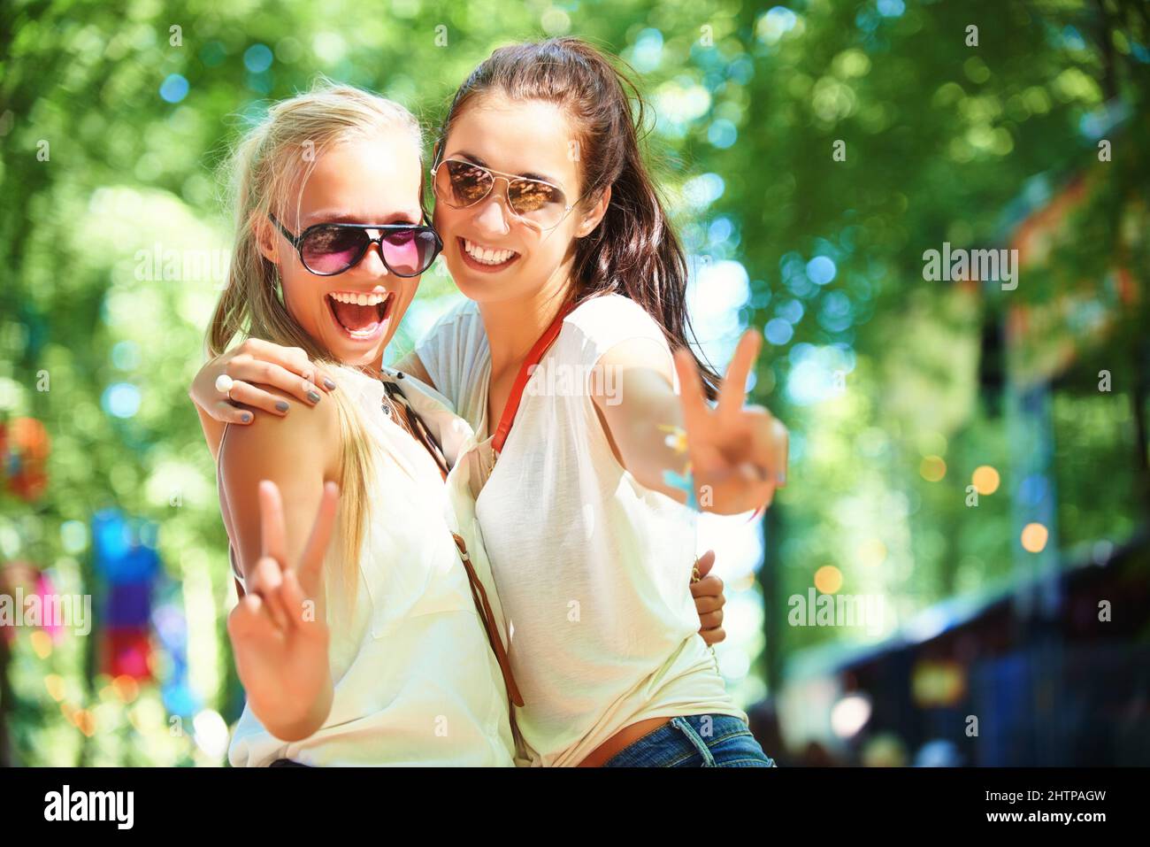 Paix tout le monde. Jeunes adolescents amis s'amusant ensemble au soleil. Banque D'Images