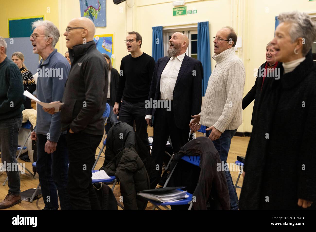 Brighton City Singers avec son maître de choeur MJ Paranzino à Hove, East Sussex, Royaume-Uni Banque D'Images