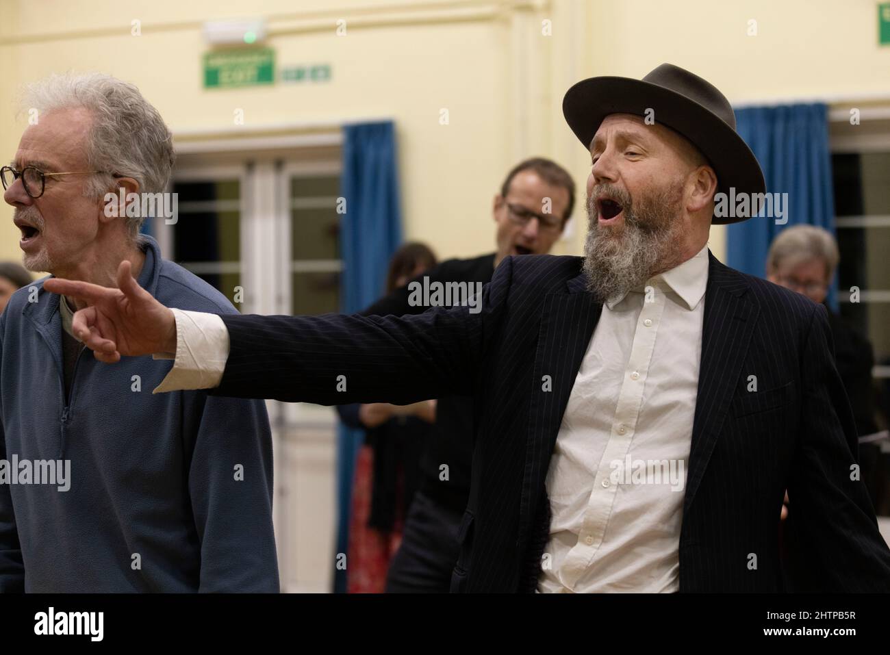Brighton City Singers avec son maître de choeur MJ Paranzino à Hove, East Sussex, Royaume-Uni Banque D'Images