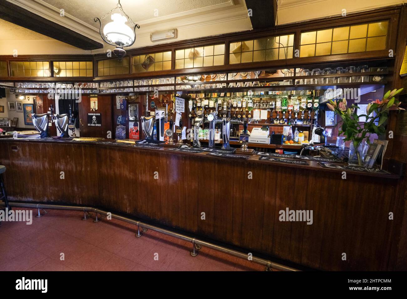 Les titulaires de licence Tom et Barbara Boulding à Fagan's à Sheffield célèbrent 37 ans au pub Banque D'Images