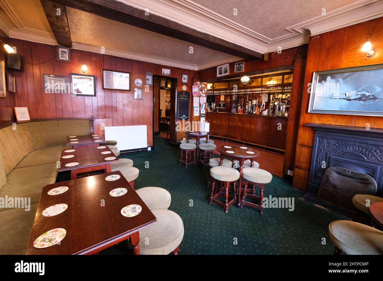 Les titulaires de licence Tom et Barbara Boulding à Fagan's à Sheffield célèbrent 37 ans au pub Banque D'Images