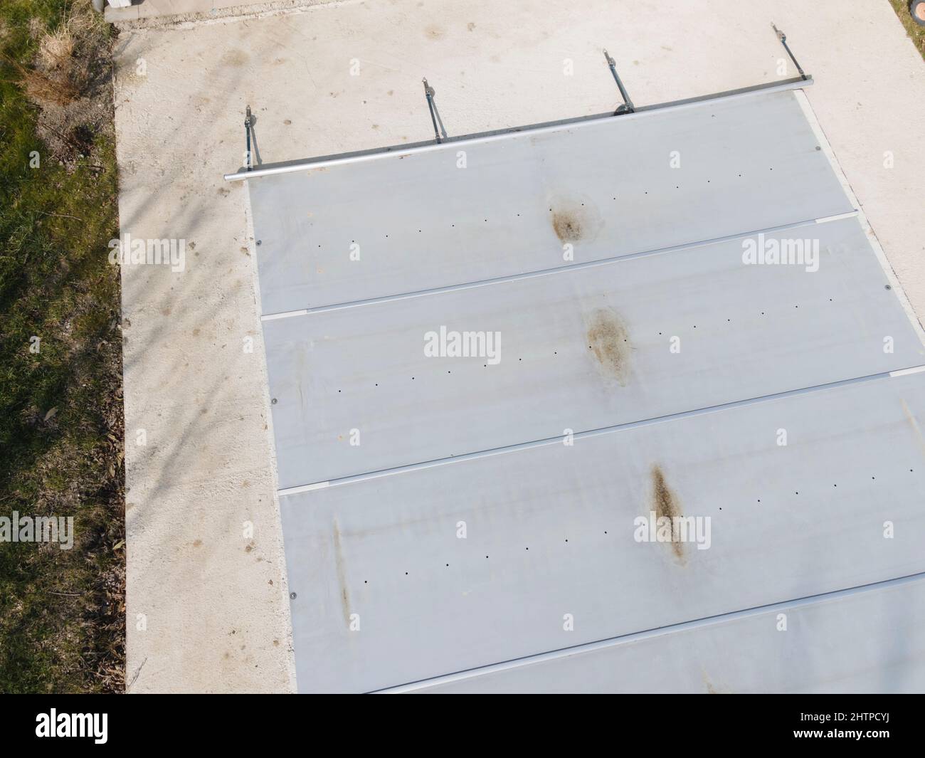 Un drone survolait une piscine couverte avec une bâche encore en construction dans un jardin Banque D'Images