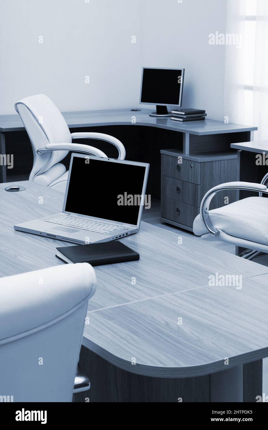 Nouvel ordinateur portable sur table au bureau moderne Banque D'Images