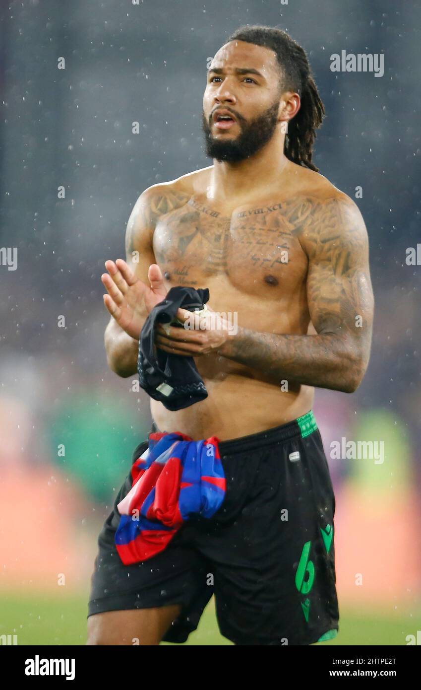 LONDRES, Royaume-Uni, MARS 01: Liam Moore de Stoke City (en prêt de Reading) claque les fans de Stoke City pendant la FA Cup Cinquième ronde entre Crystal P Banque D'Images